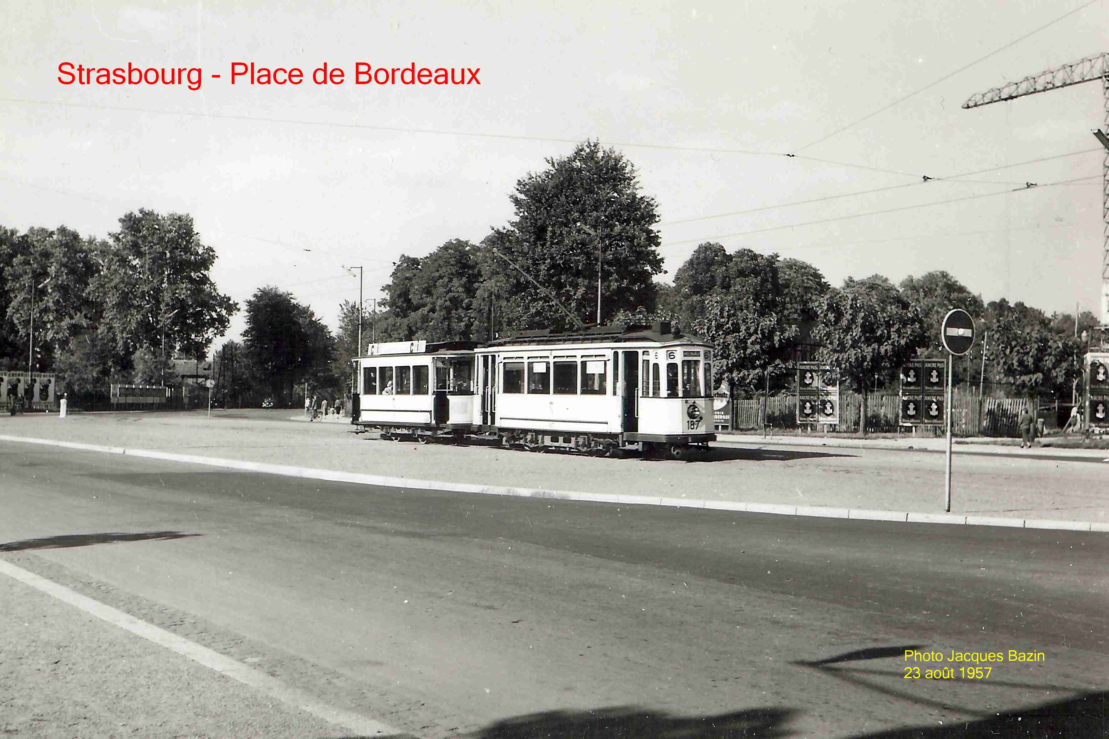 Une motrice et une remorque de la ligne 6, Place de Bordeaux.